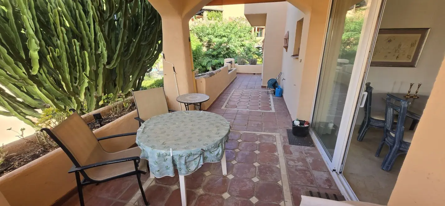 Sale of middle floor apartment in The Golden Mile 3