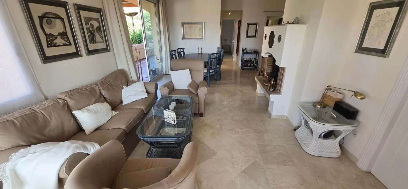 Sale of middle floor apartment in The Golden Mile 4