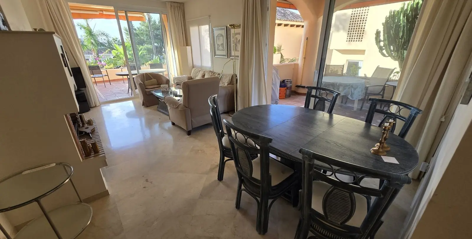 Sale of middle floor apartment in The Golden Mile 7