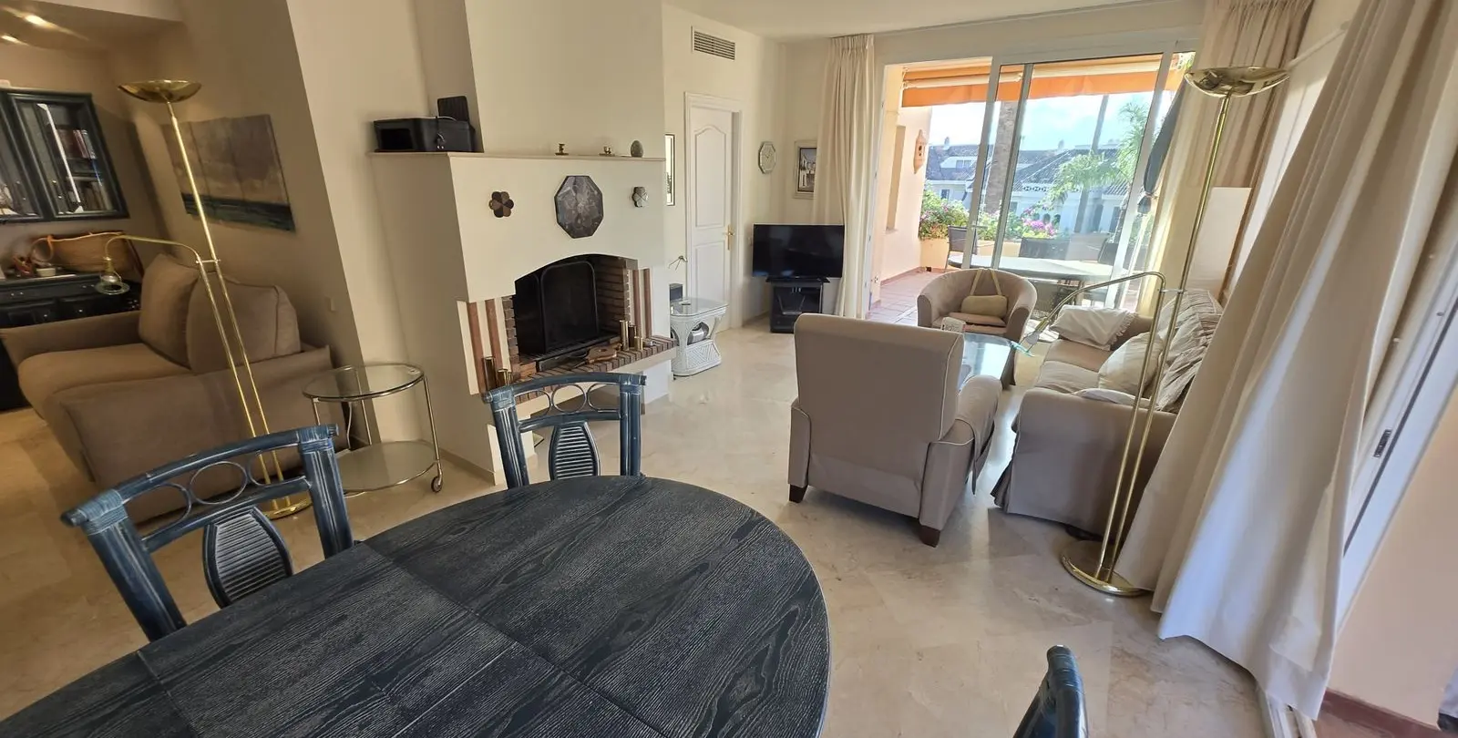 Sale of middle floor apartment in The Golden Mile 8