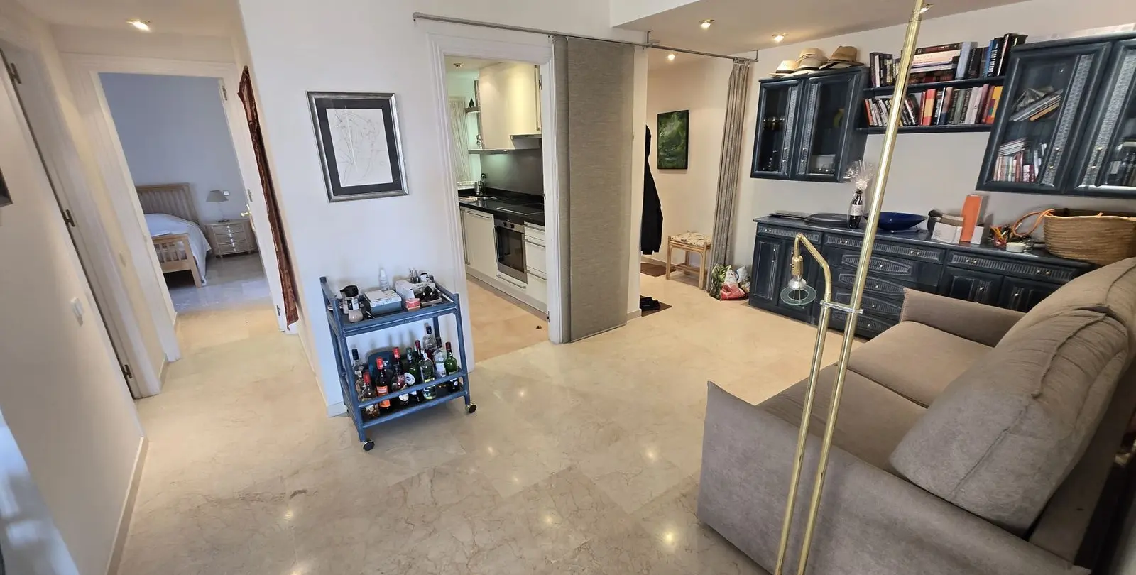 Sale of middle floor apartment in The Golden Mile 11