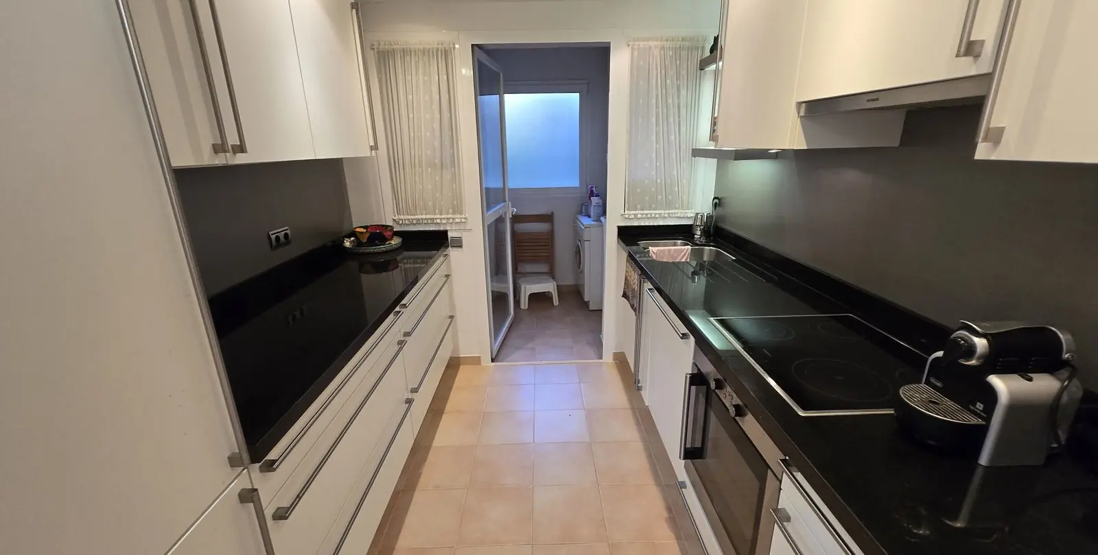 Sale of middle floor apartment in The Golden Mile 12