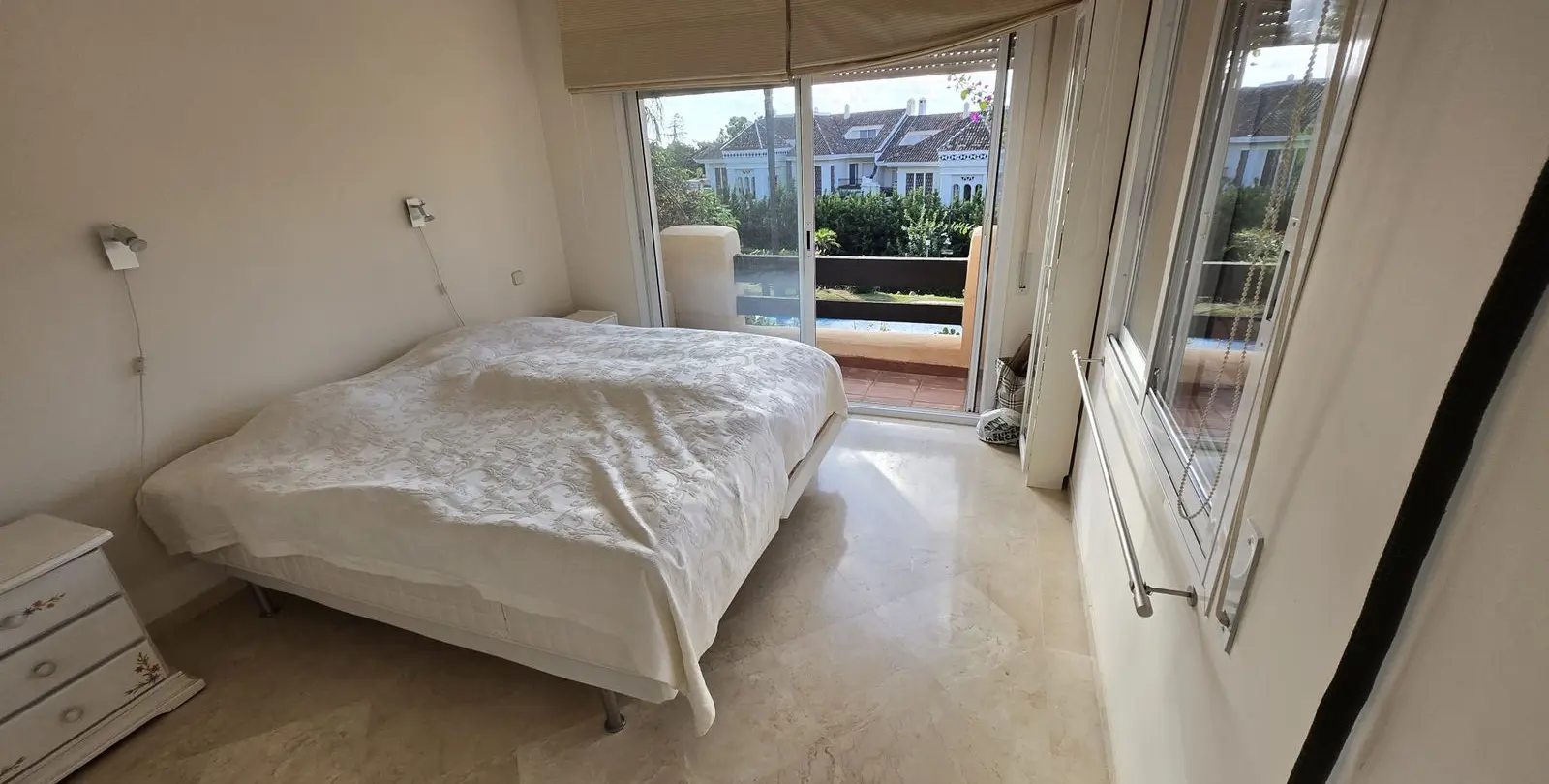 Sale of middle floor apartment in The Golden Mile 14
