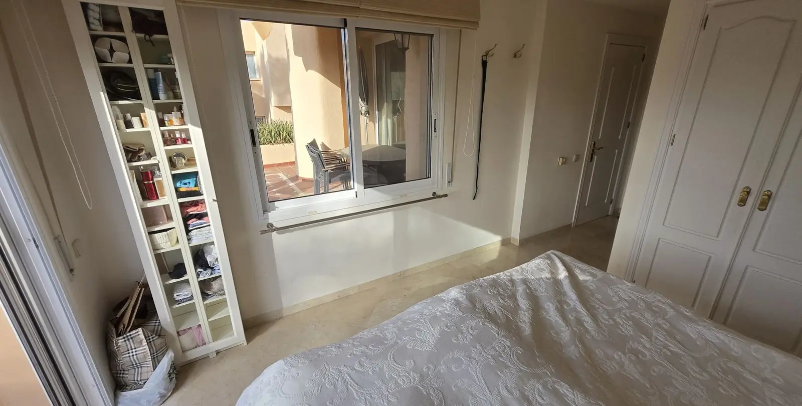 Sale of middle floor apartment in The Golden Mile 15
