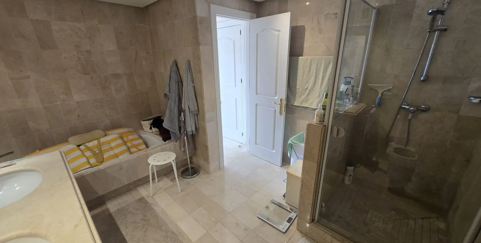 Sale of middle floor apartment in The Golden Mile 16