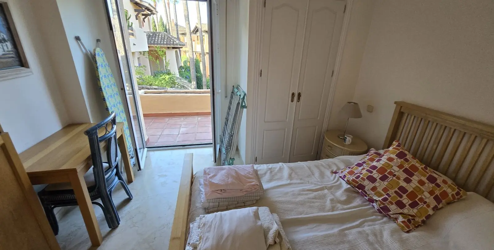 Sale of middle floor apartment in The Golden Mile 18