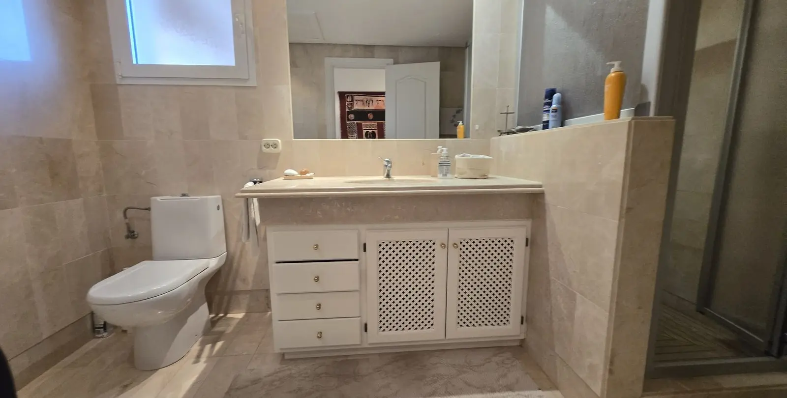 Sale of middle floor apartment in The Golden Mile 20