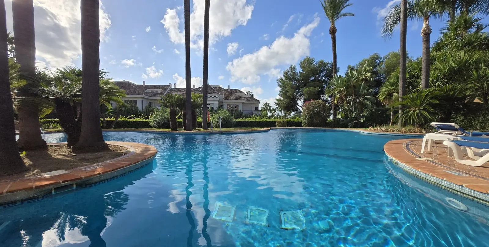 Sale of middle floor apartment in The Golden Mile 21
