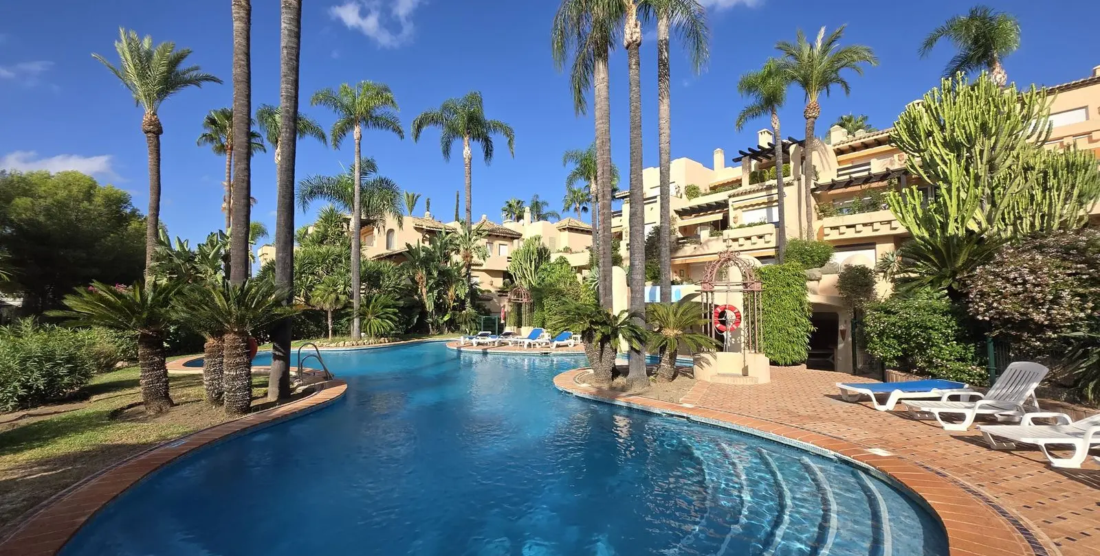 Sale of middle floor apartment in The Golden Mile 22