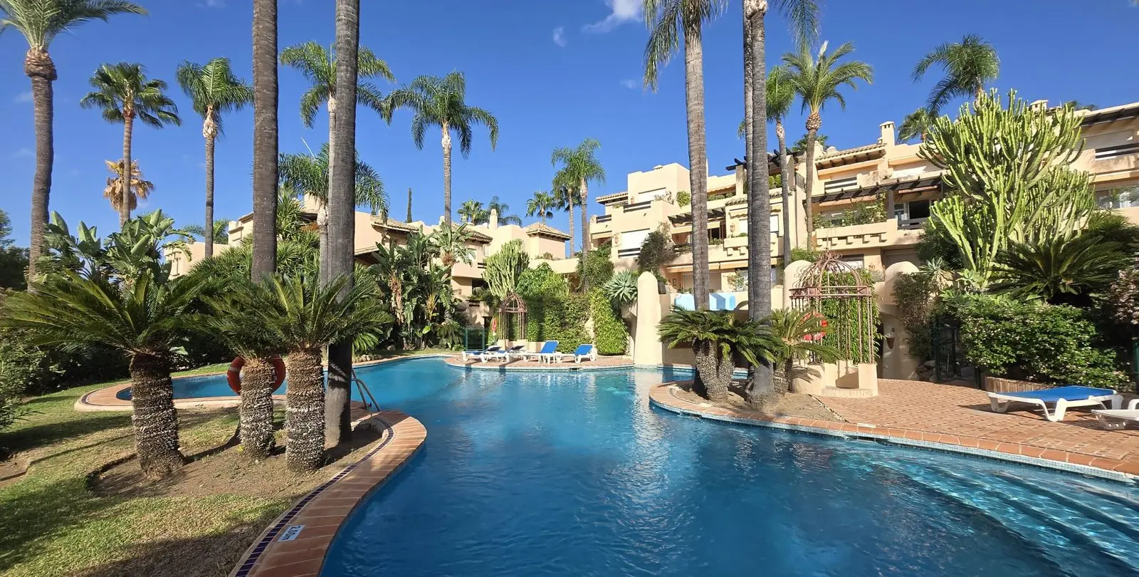 Sale of middle floor apartment in The Golden Mile 23