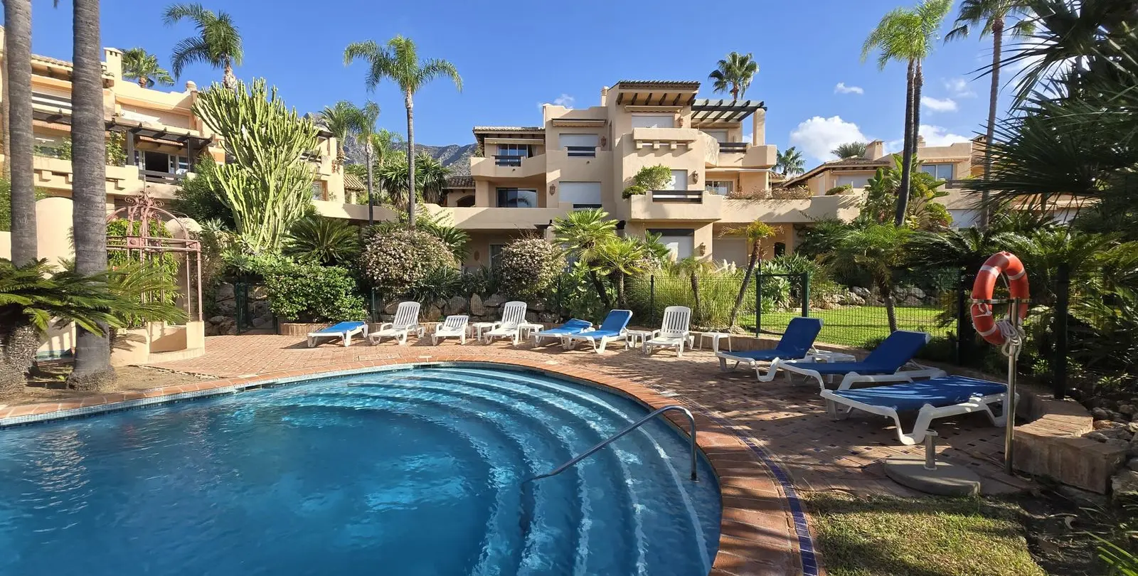 Sale of middle floor apartment in The Golden Mile 24