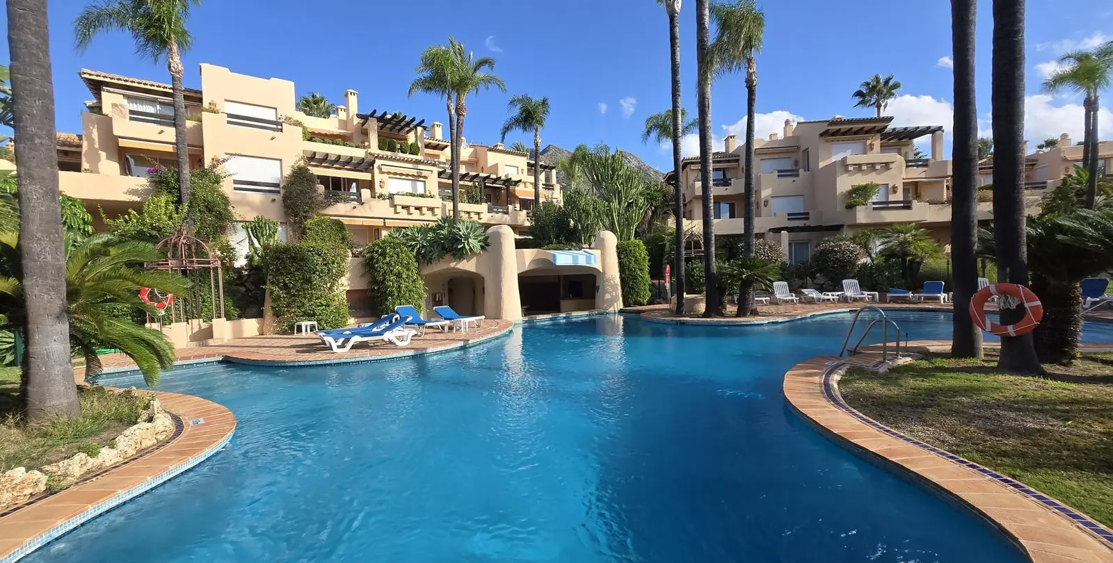 Sale of middle floor apartment in The Golden Mile 25