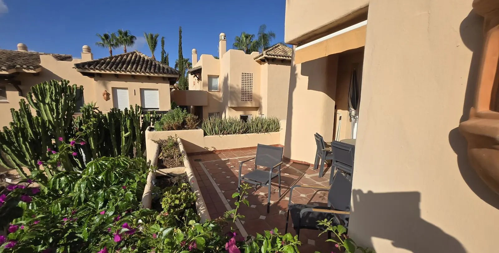 Sale of middle floor apartment in The Golden Mile 26