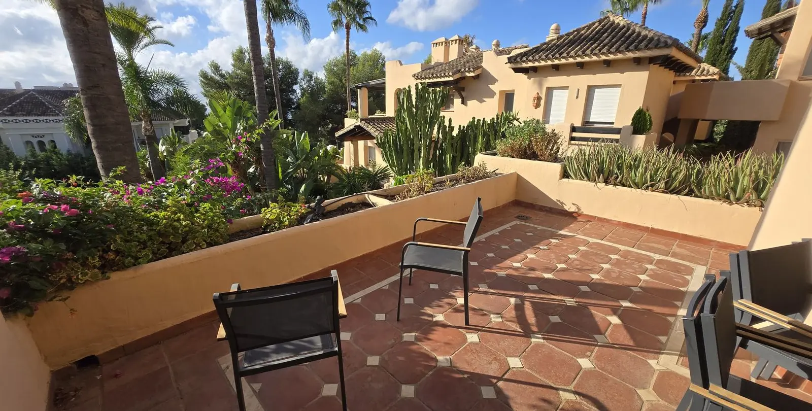 Sale of middle floor apartment in The Golden Mile 27