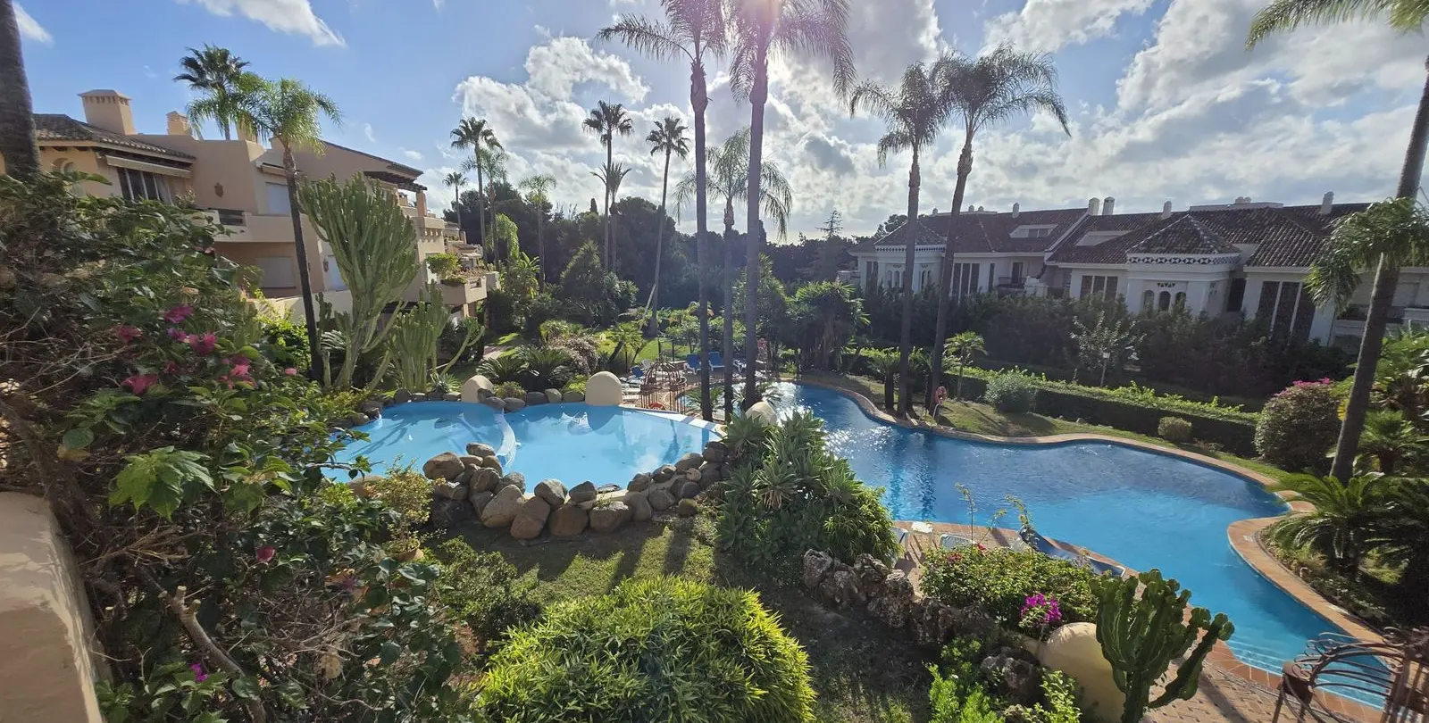 Sale of middle floor apartment in The Golden Mile 28