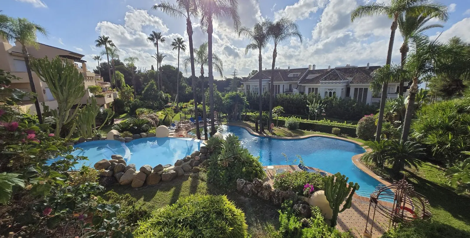 Sale of middle floor apartment in The Golden Mile 29