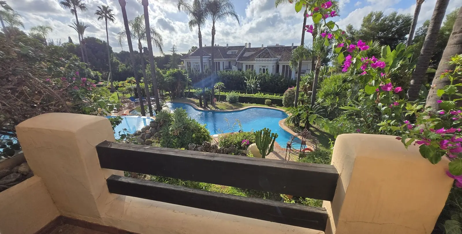 Sale of middle floor apartment in The Golden Mile 30
