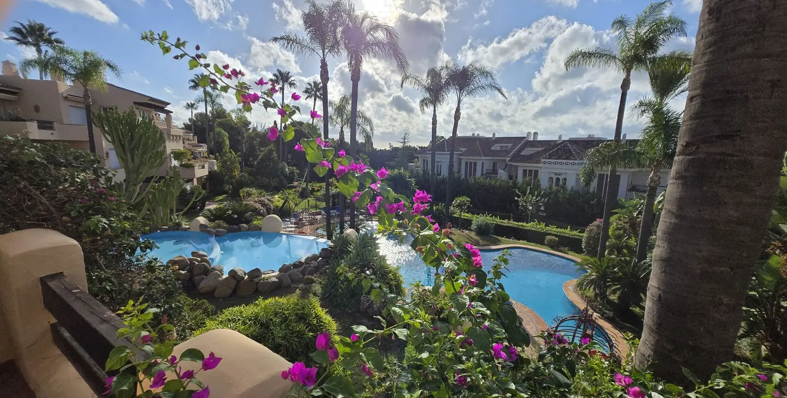 Sale of middle floor apartment in The Golden Mile 31