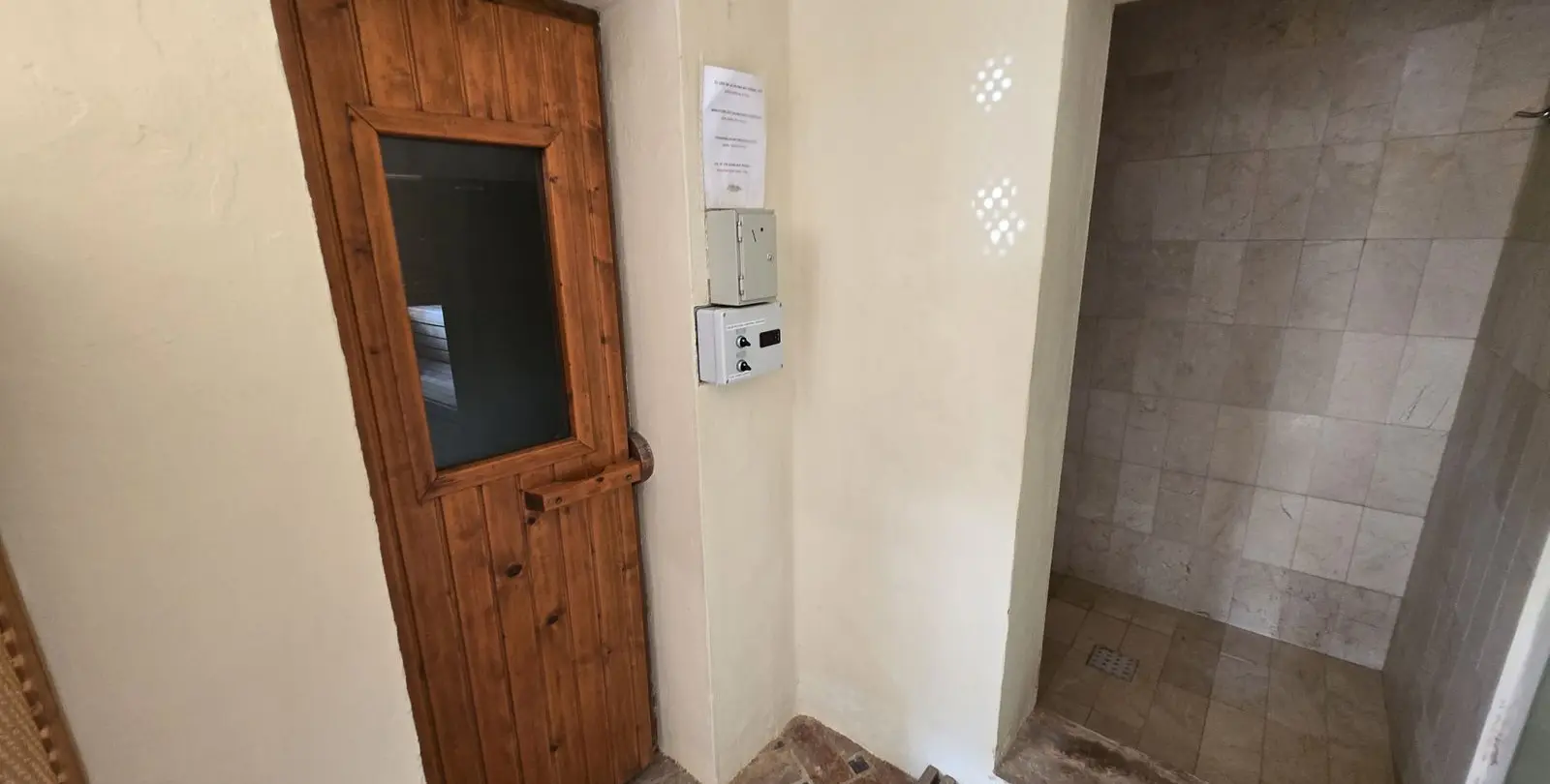 Sale of middle floor apartment in The Golden Mile 32