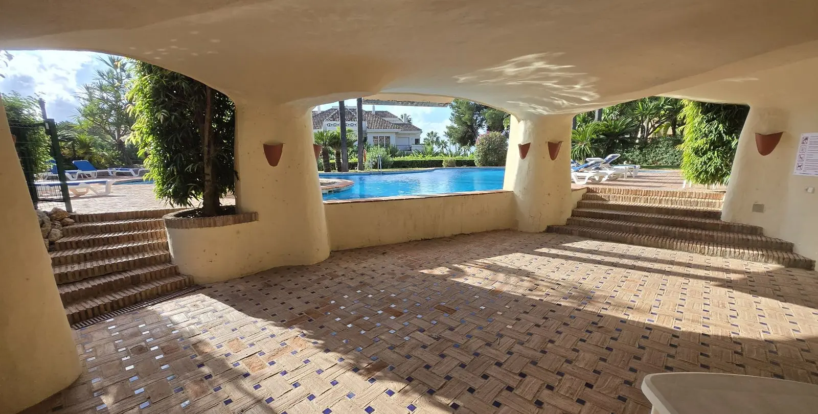 Sale of middle floor apartment in The Golden Mile 33