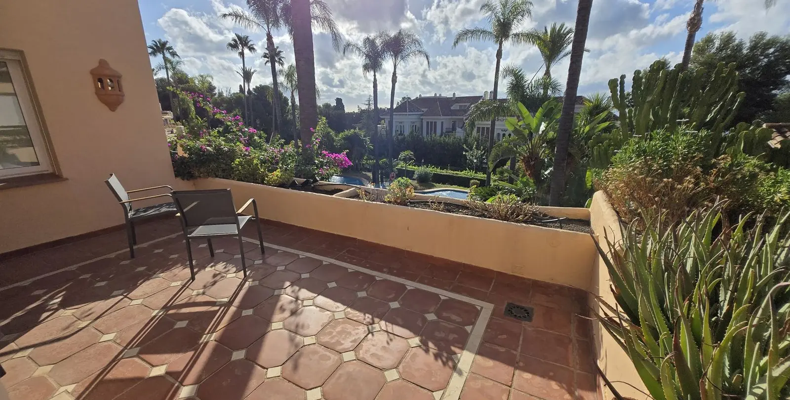 Sale of middle floor apartment in The Golden Mile 34