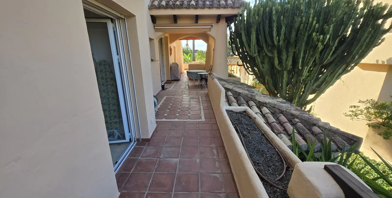 Sale of middle floor apartment in The Golden Mile 35