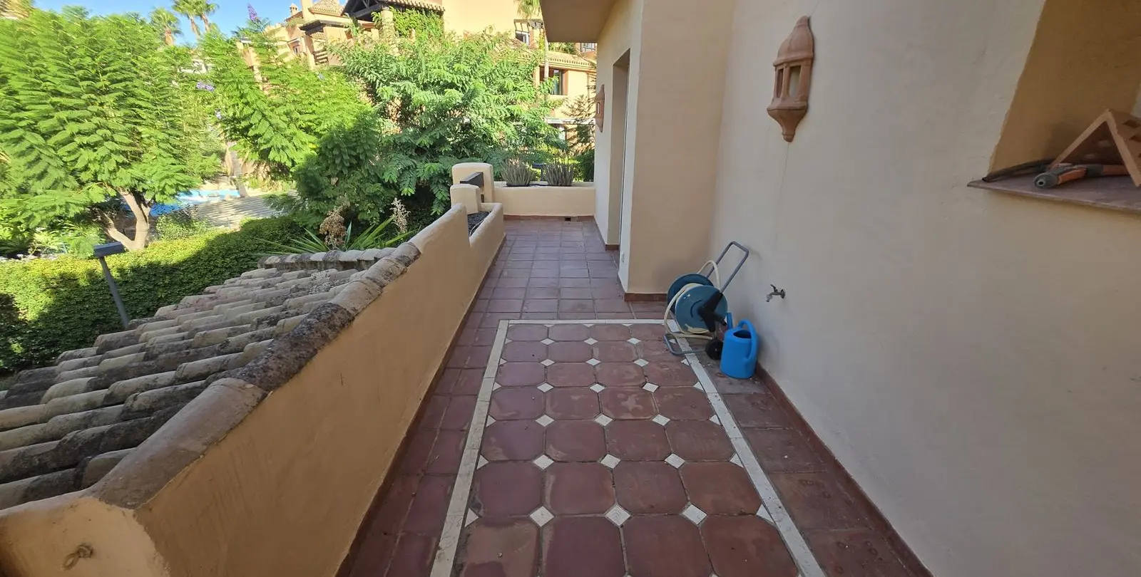 Sale of middle floor apartment in The Golden Mile 36