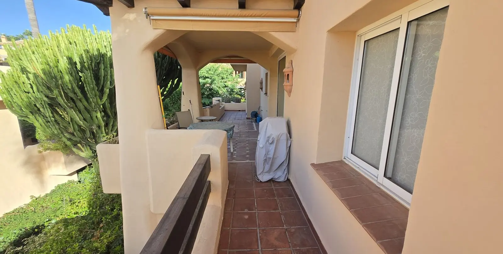 Sale of middle floor apartment in The Golden Mile 37