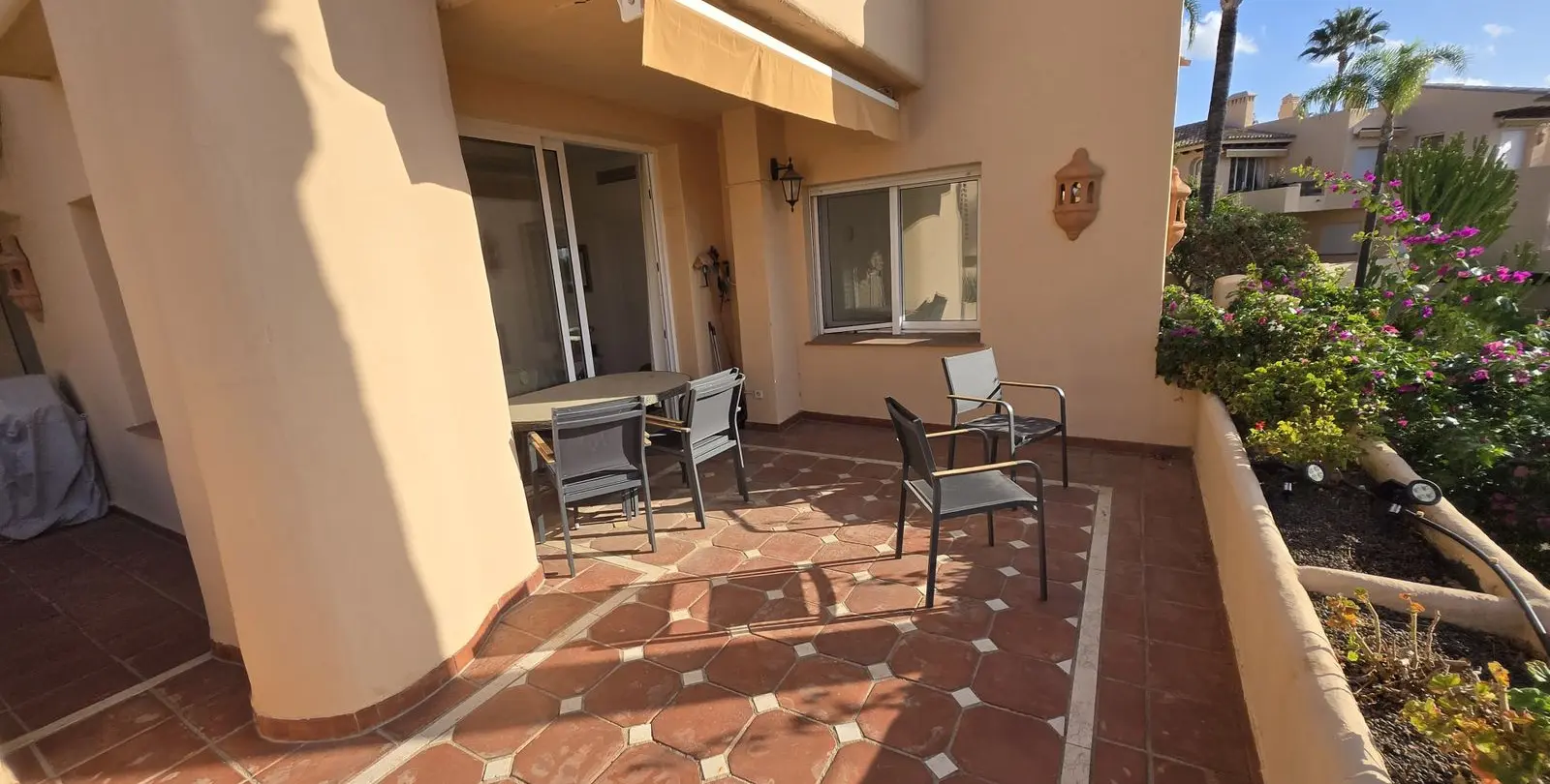 Sale of middle floor apartment in The Golden Mile 38