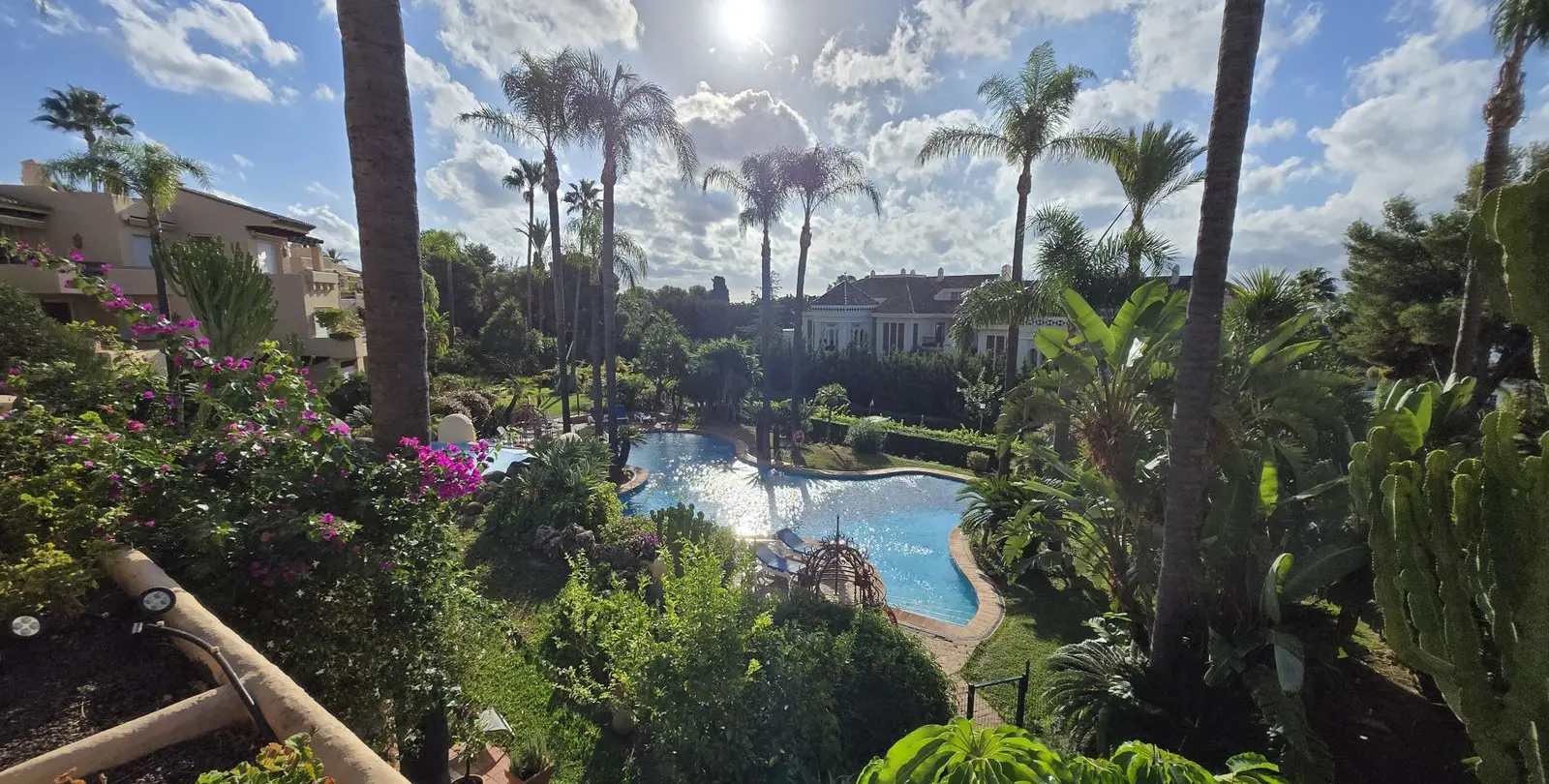 Sale of middle floor apartment in The Golden Mile 39
