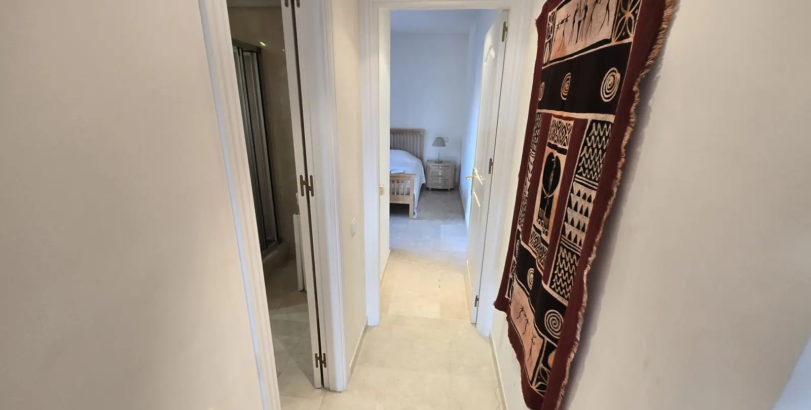 Sale of middle floor apartment in The Golden Mile 40