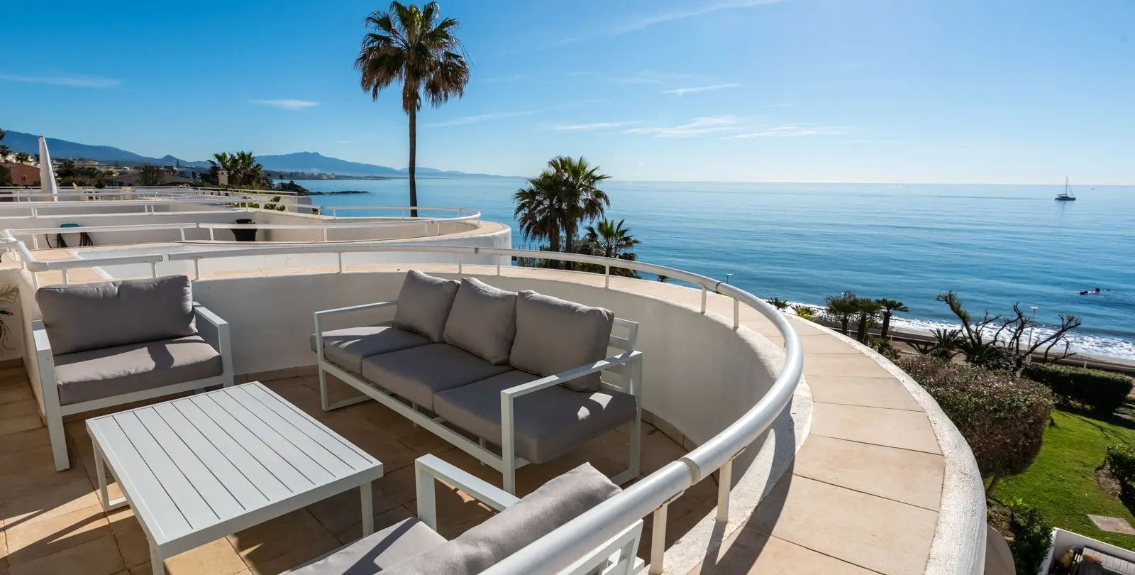 Продажа апартаментов на первом этаже в Estepona 1