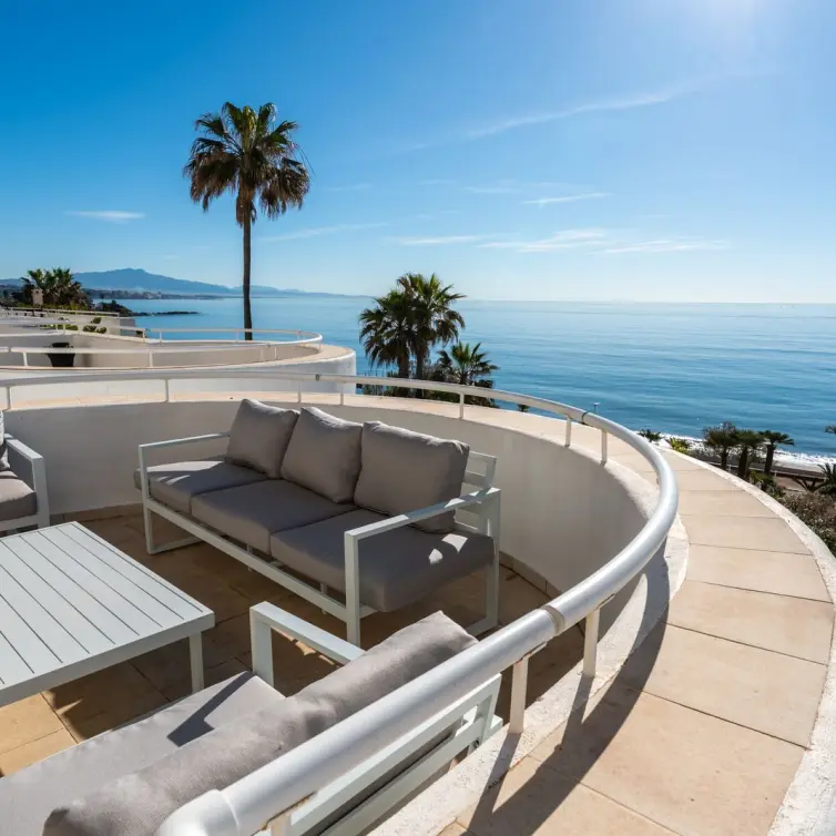 Продажа апартаментов на первом этаже в Estepona