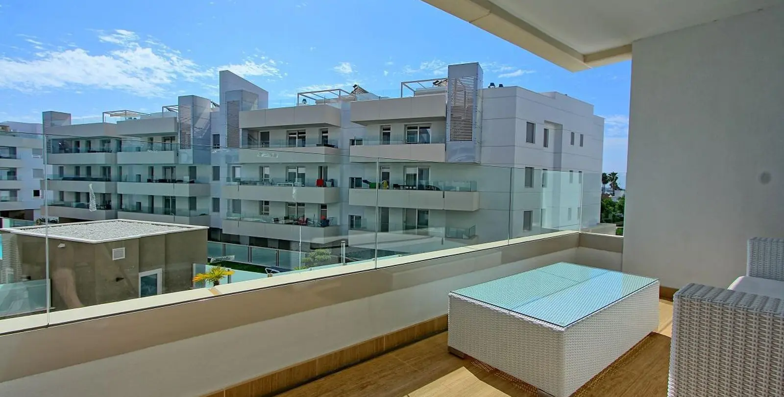 Sale of middle floor apartment in San Pedro de Alcántara 4