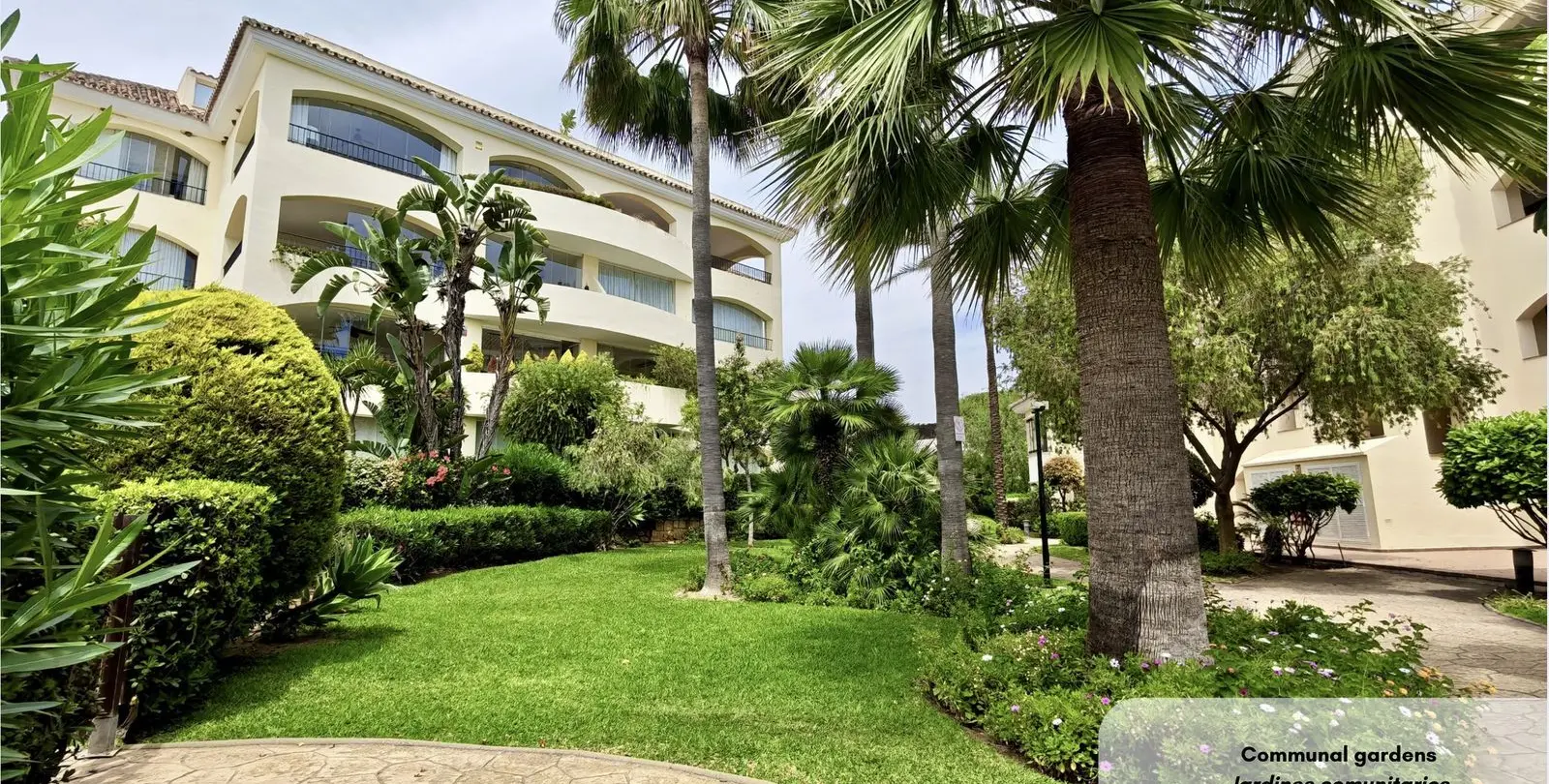 Venta de apartamento en planta media en Bahía de Marbella 1