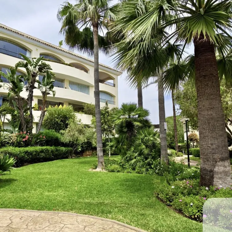 Venta de apartamento en planta media en Bahía de Marbella