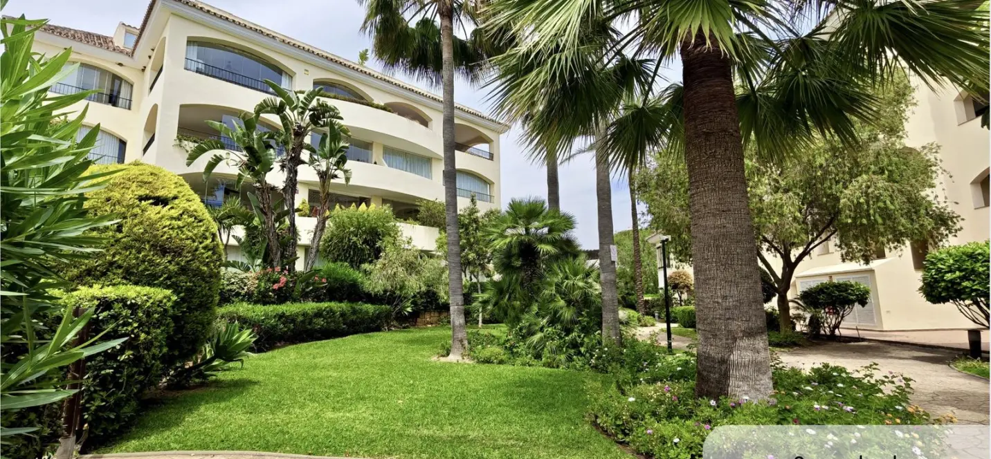 Venta de apartamento en planta media en Bahía de Marbella 0