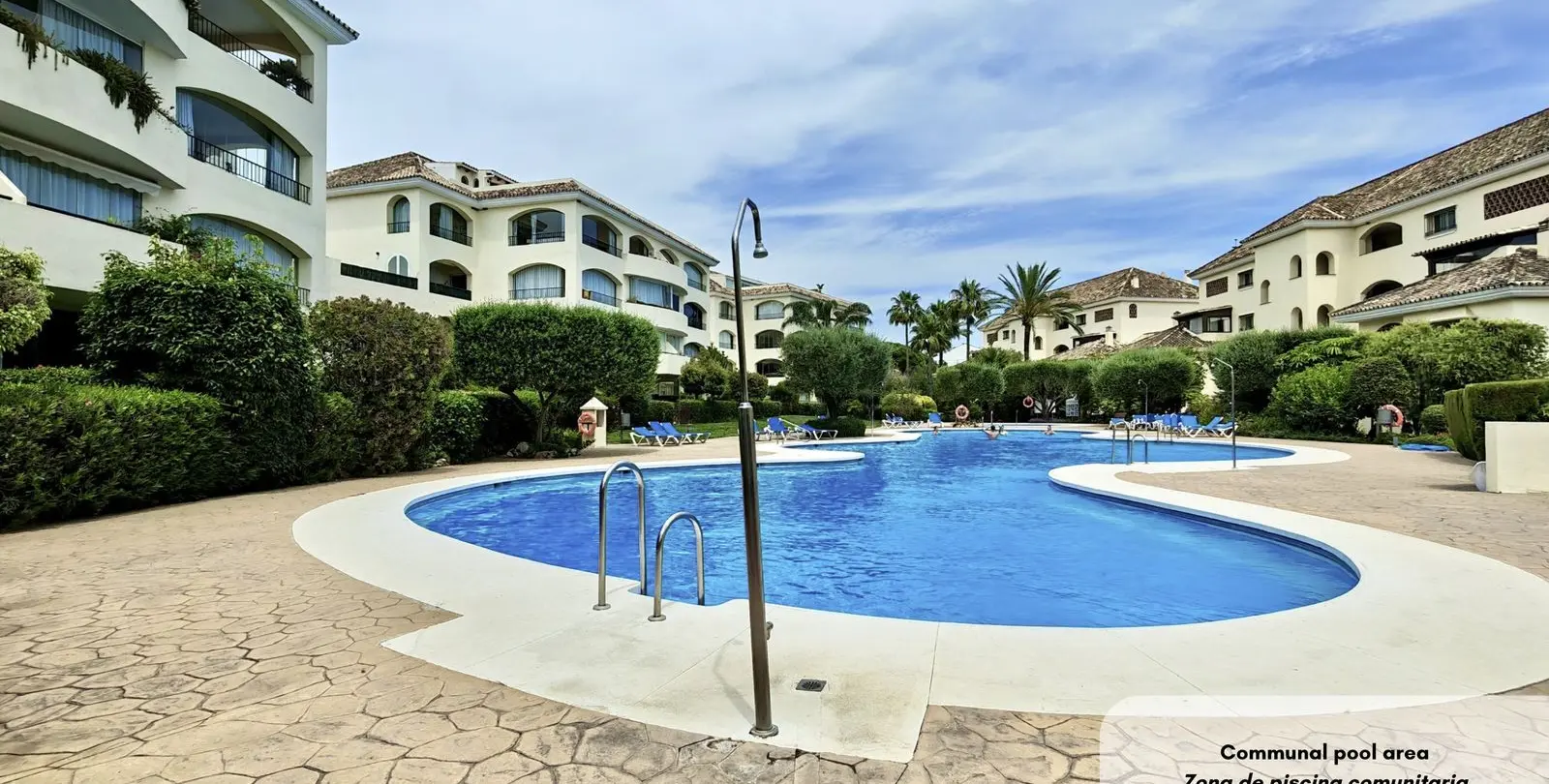 Venta de apartamento en planta media en Bahía de Marbella 2