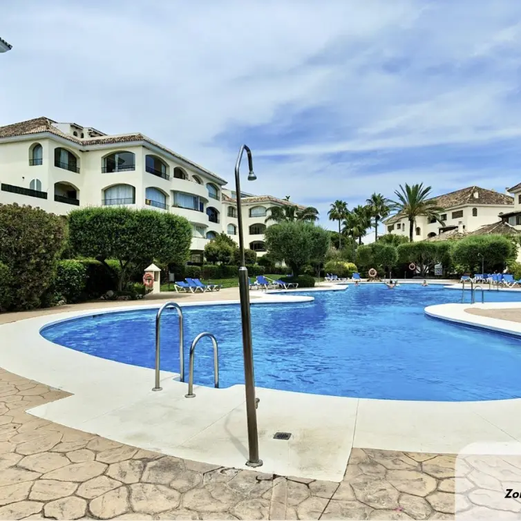 Venta de apartamento en planta media en Bahía de Marbella