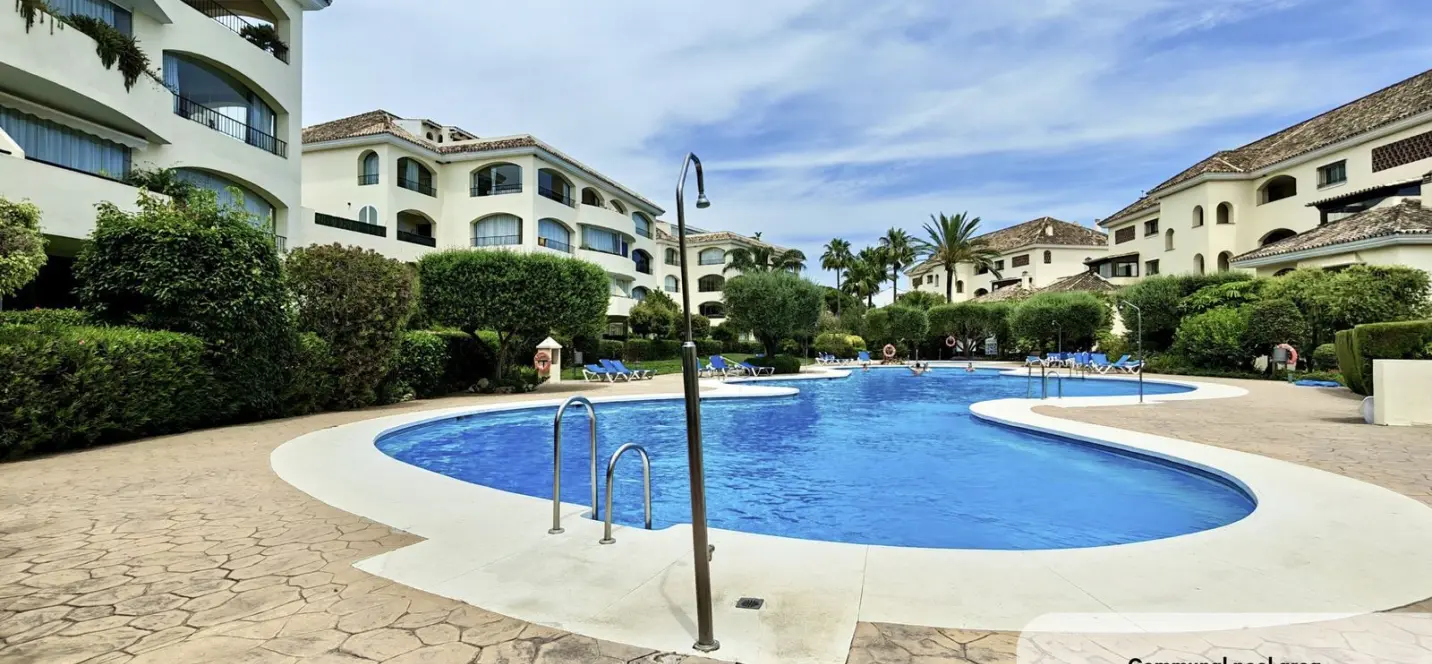 Venta de apartamento en planta media en Bahía de Marbella 1