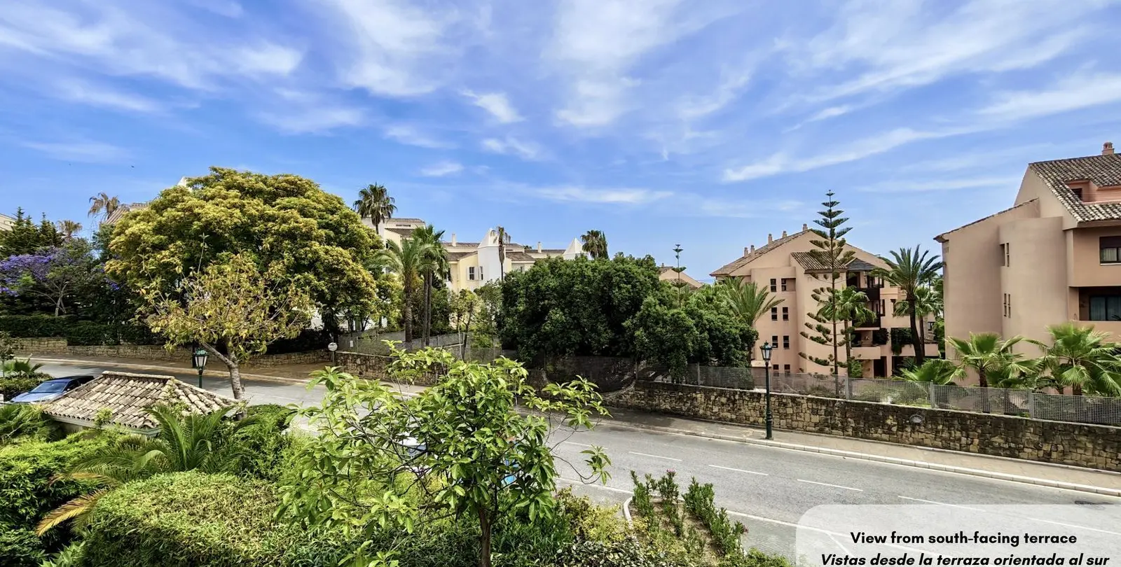 Venta de apartamento en planta media en Bahía de Marbella 3