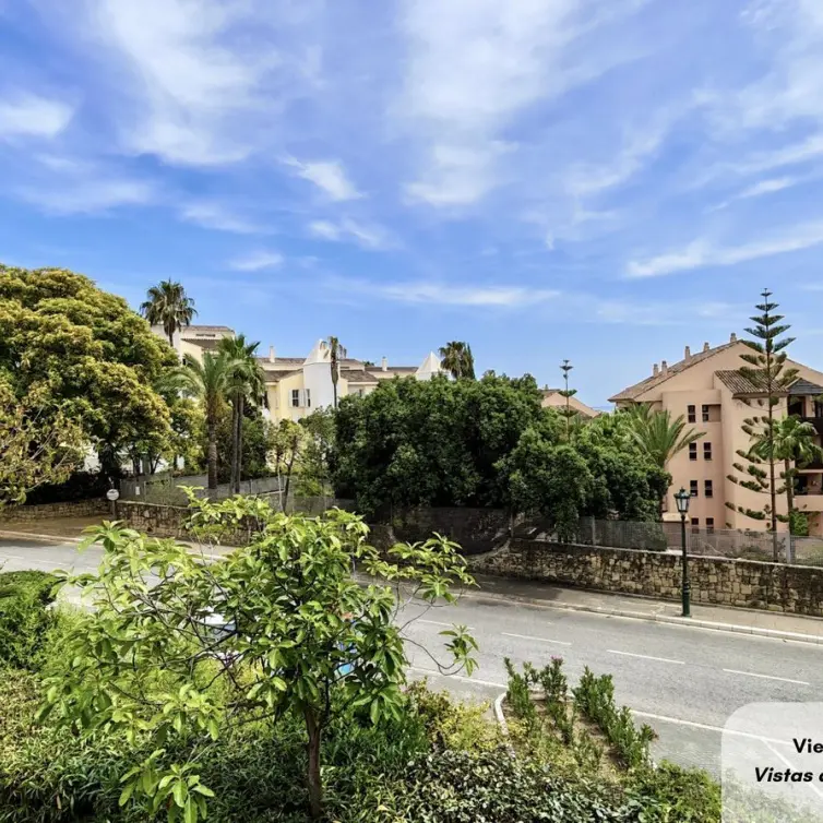 Venta de apartamento en planta media en Bahía de Marbella