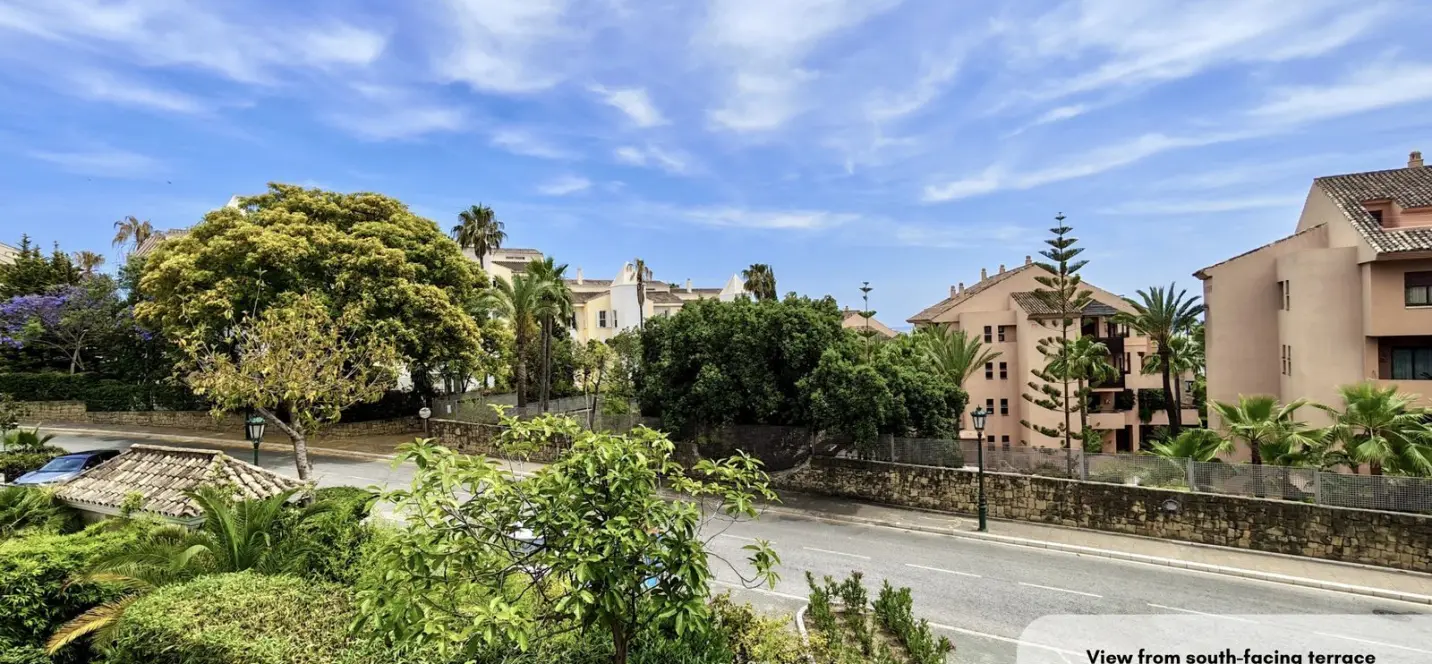 Venta de apartamento en planta media en Bahía de Marbella 2
