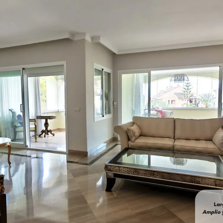 Venta de apartamento en planta media en Bahía de Marbella