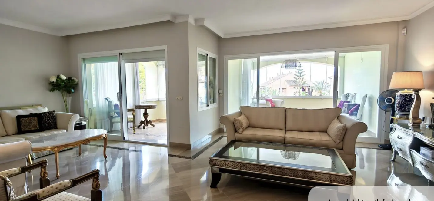 Venta de apartamento en planta media en Bahía de Marbella 3