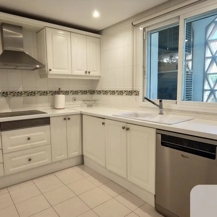 Venta de apartamento en planta media en Bahía de Marbella