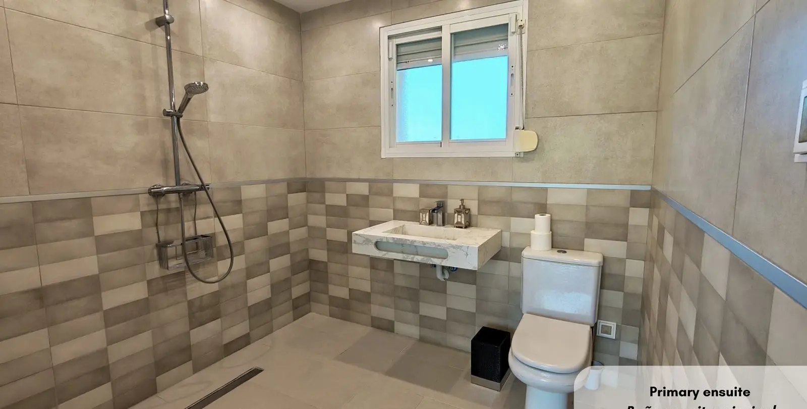 Venta de apartamento en planta media en Bahía de Marbella 18