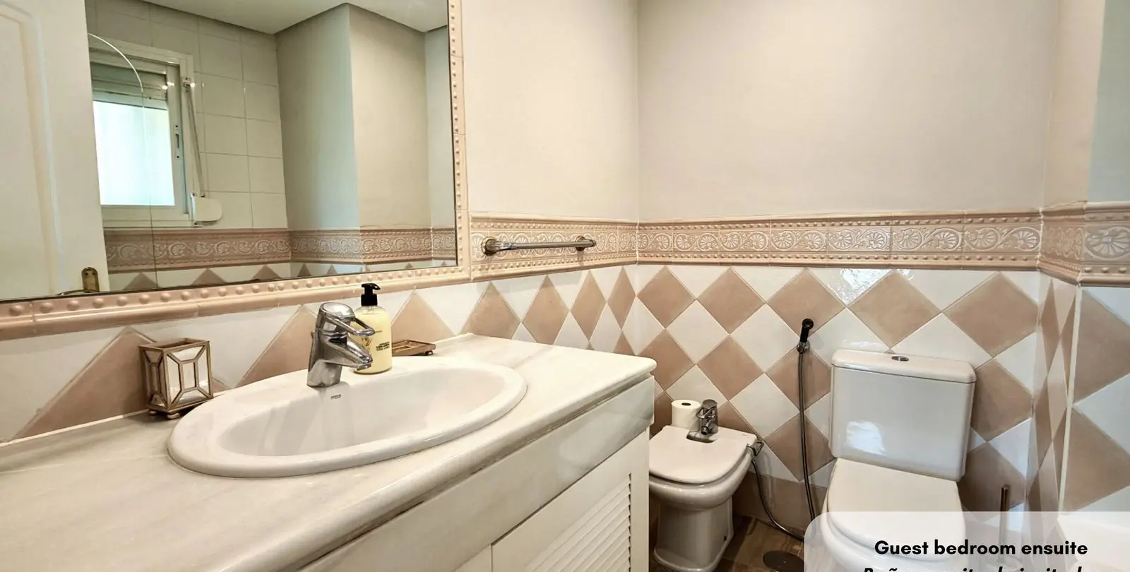 Venta de apartamento en planta media en Bahía de Marbella 20