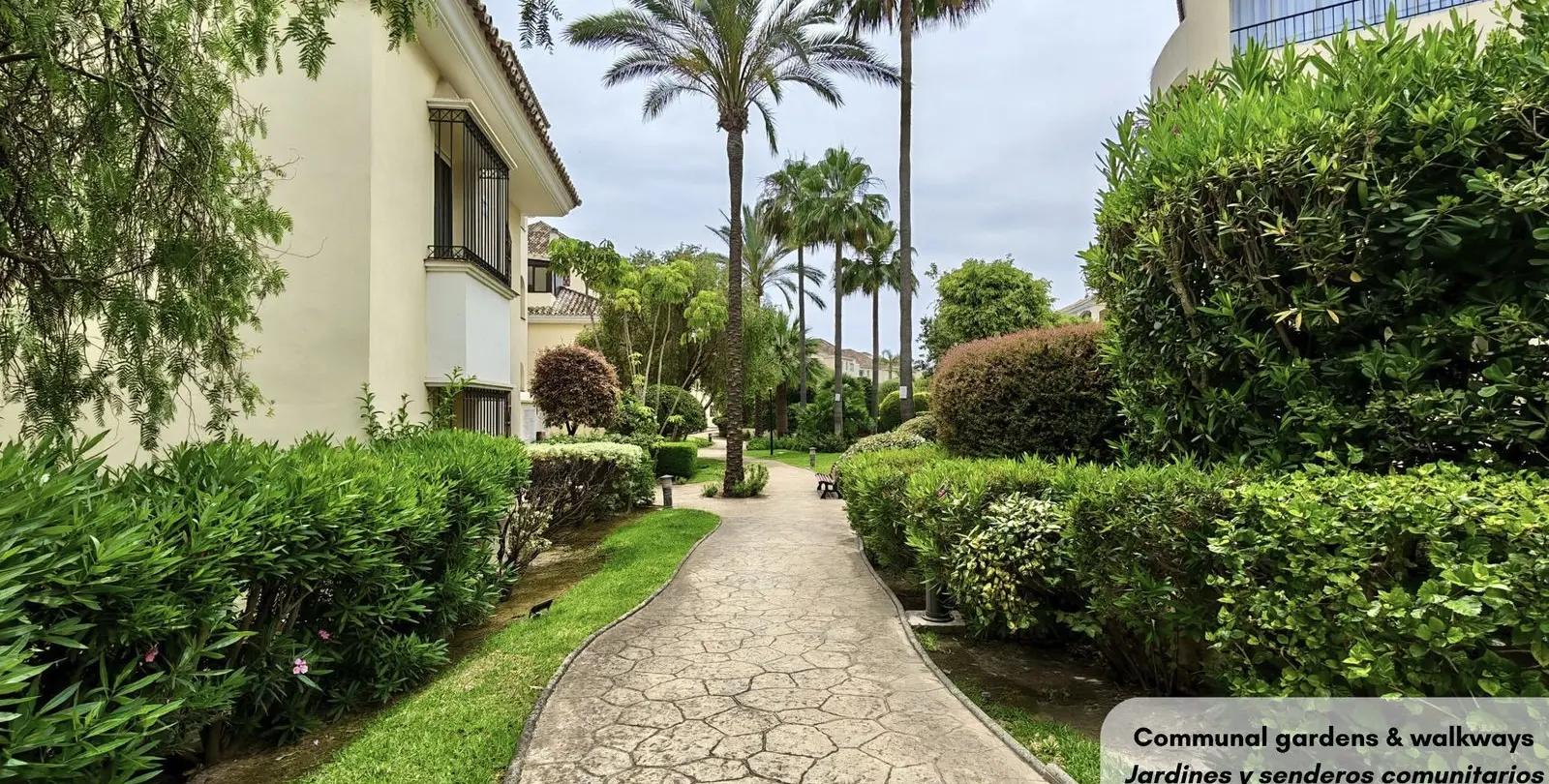Venta de apartamento en planta media en Bahía de Marbella 26