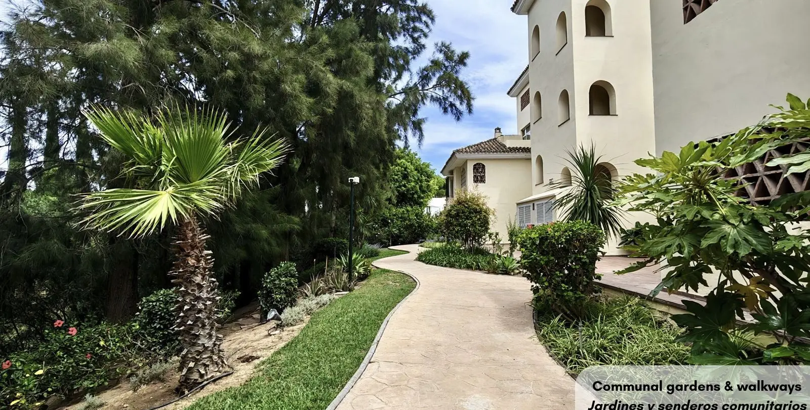 Venta de apartamento en planta media en Bahía de Marbella 32
